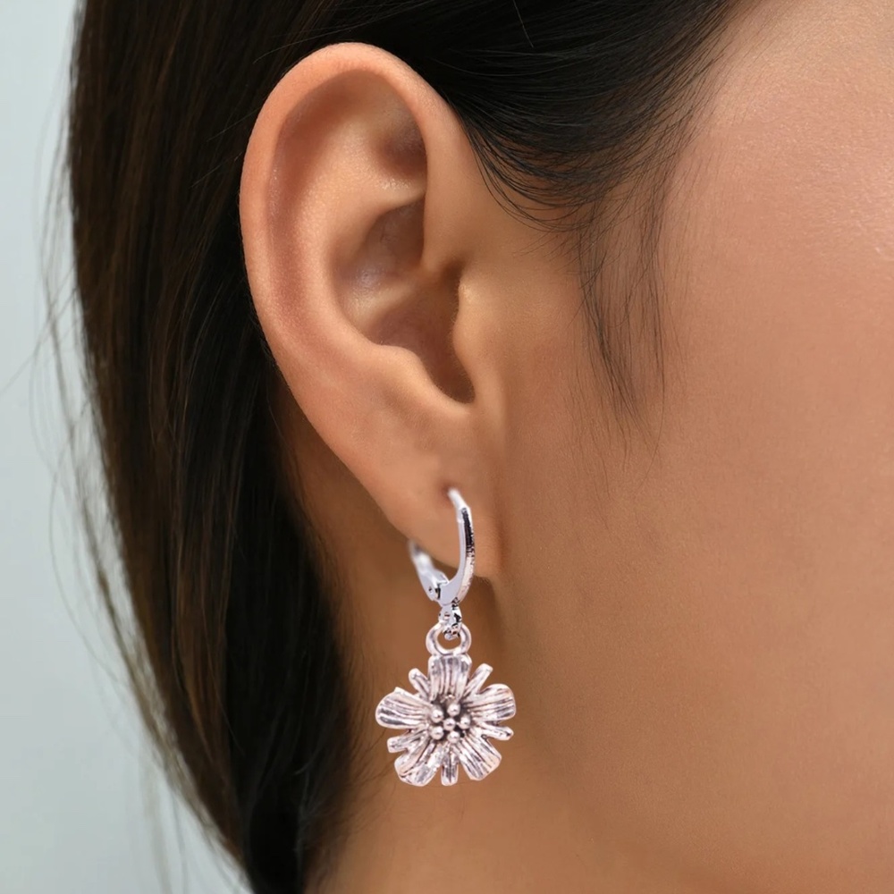 Flower Sterling Silver Earrings.